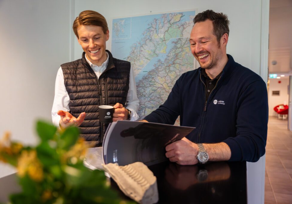 Ole Kanstad og Patrik Bones Olsen på jobb i Bjerkvik. Her søker vi nu kalkulatør.